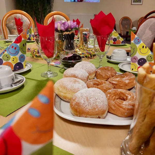 Nahaufnhame von Gebäck auf einem festlich dekorierten Tisch