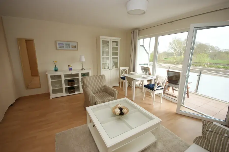 Wohnzimmer im Weser Wohnpark. blick vom Sofa auf Essbereich und Balkon