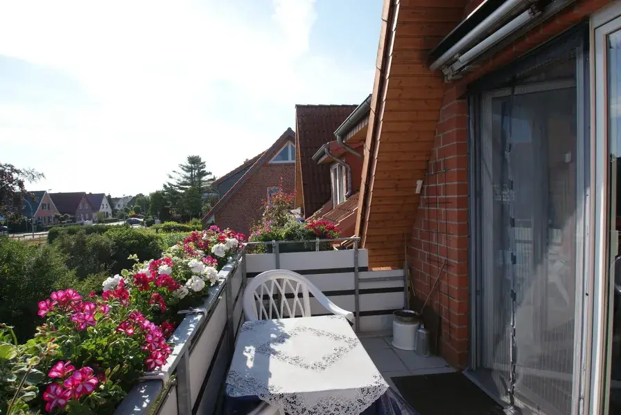 beflanzter Balkon mit kleiner Sitzgarnitur