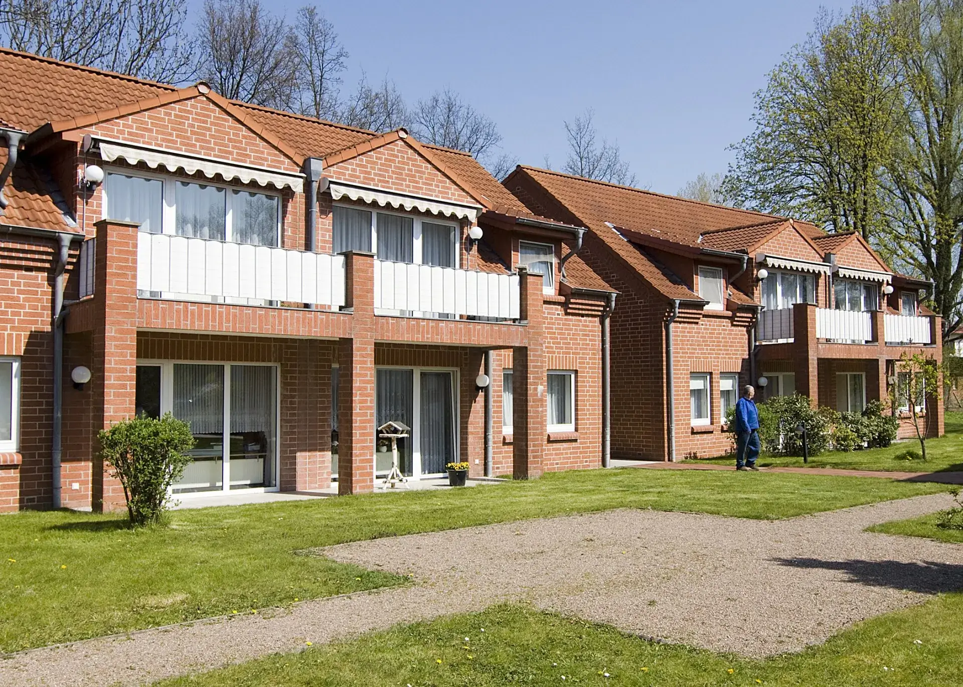 Backsteinhäuser der Wohnanlage in Arsten aus Sicht des Gartens