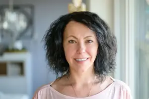 Porträt einer Frau die lachend in die Kamera schaut