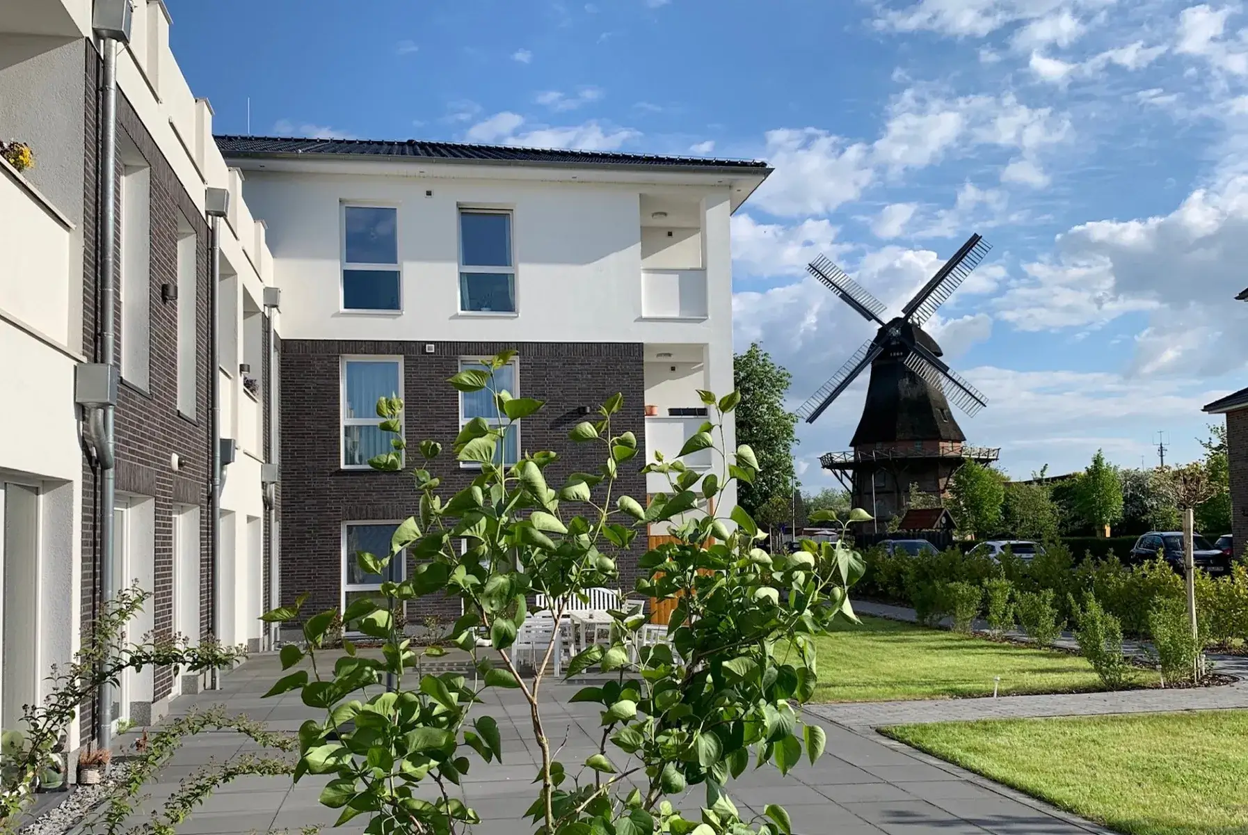 moderne Wohnanalge in Schiffdorf. Im Hintergrund eine Windmühle