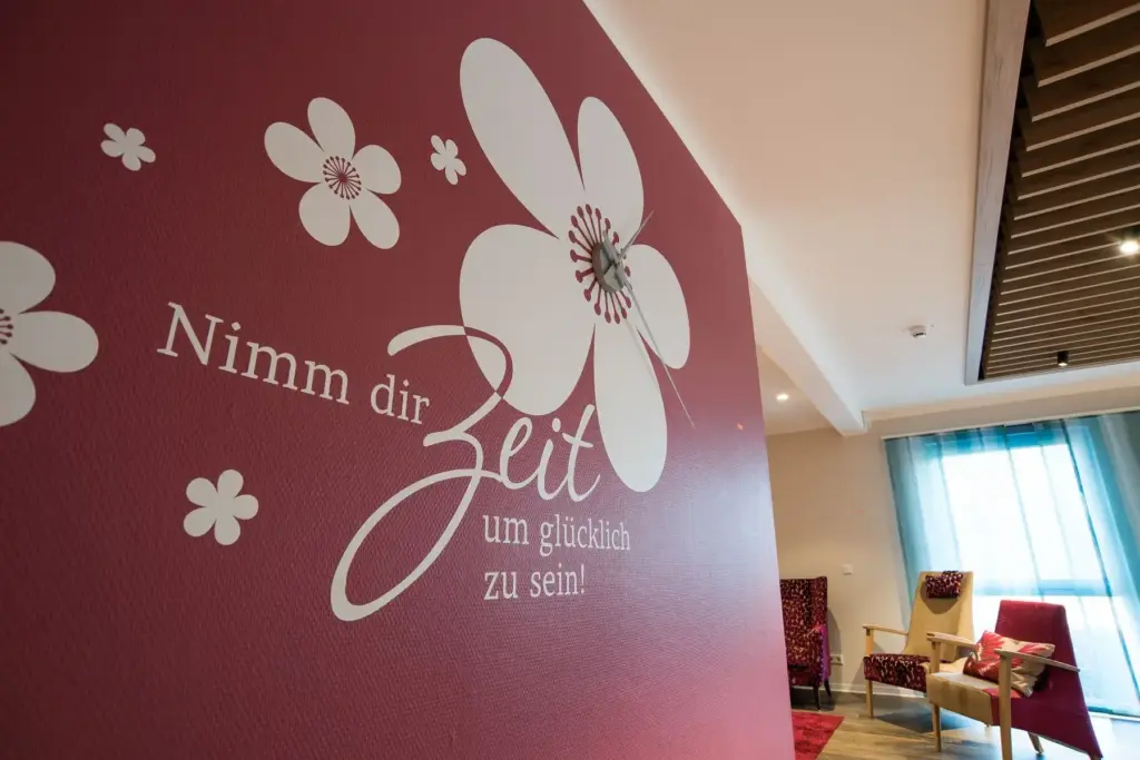 Wandtattoo mit der Aufschrift "Nimm dir Zeit um glücklich zu sein!"