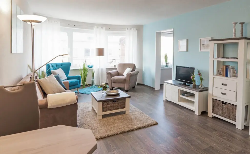 Wohnzimmer in beige und blau Tönen in einer Wohnanalage in Bremerhaven