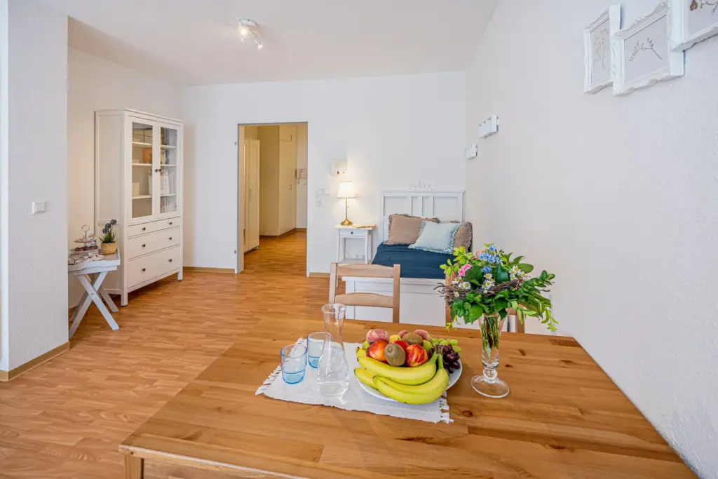 Wohnbereich mit Bett und Sitzecke in Bremerhaven