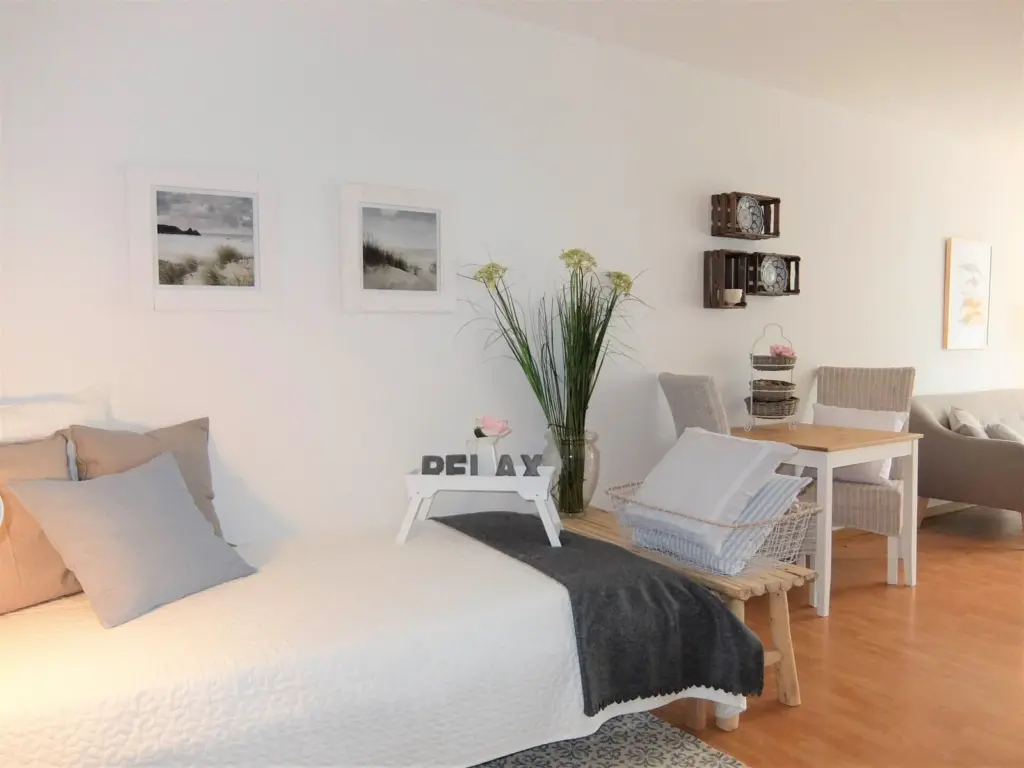 Wohnbereich in Bremerhaven mit Bett, Essbereich und Sofa