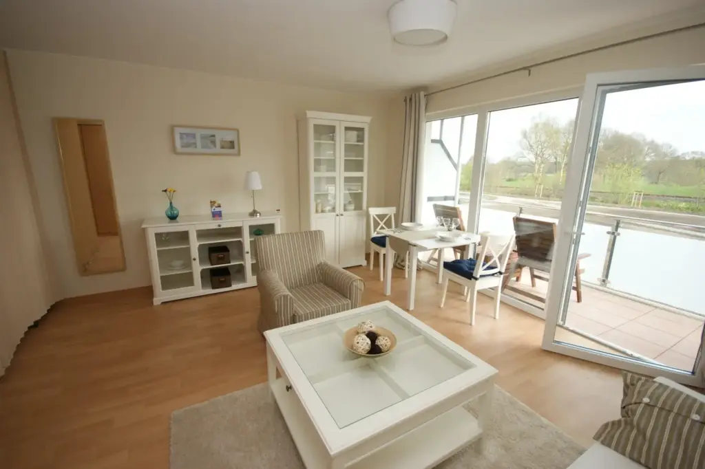 Blick vom Sofa auf Essbereich und Balkon