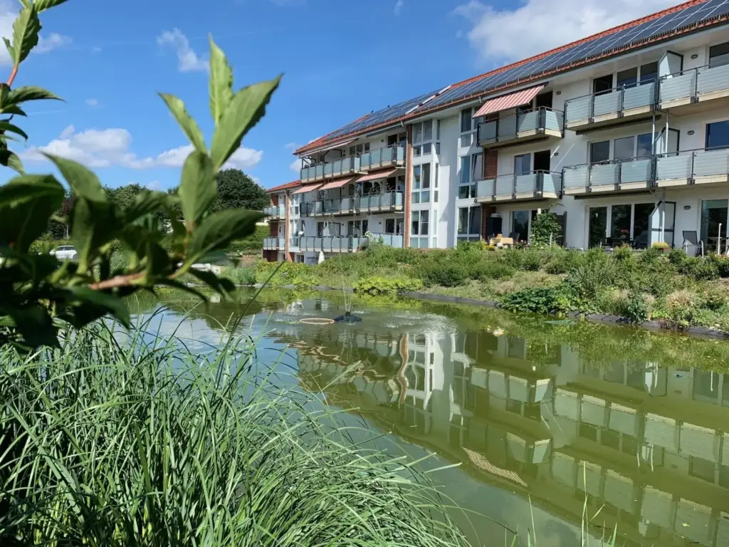 Wohnanlage in Geestlang-Langen, im Vordergrund ein großer Teich