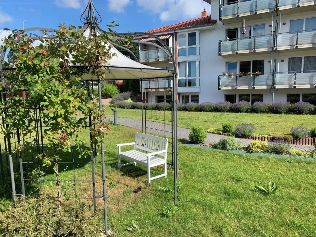 Blick vom Pavilion auf die Rückseite der Einrichtung i Geestland-Langen