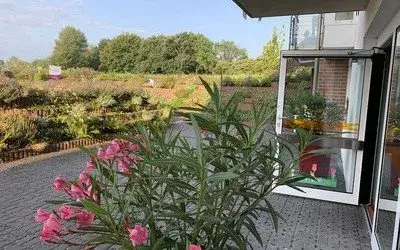 Terrasse der Einrichtung in Geestland-Langen. Eine Blume im Vordergrund